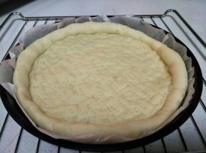 披萨饼底就做好了。