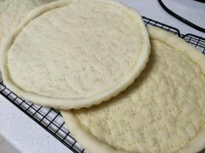 别的饼皮也是同样的方法。吃不完可以直接保鲜膜包起来，放入冷冻，吃的时候无需解冻可以用。