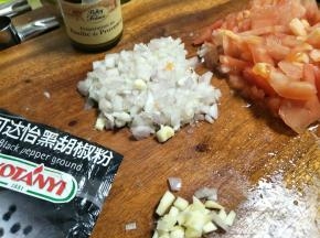 接着制作酱，洋葱，大蒜，西红柿，黑胡椒粉，普罗旺斯香料酱，主含罗勒。