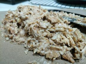 准备一些肉末，熟牛肉最佳。我放了猪肉。