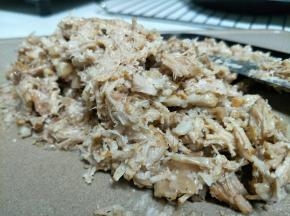 准备一些肉末，熟牛肉最佳。我放了猪肉。