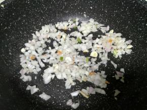 首先锅中放入少许食用油，倒入洋葱出香味。