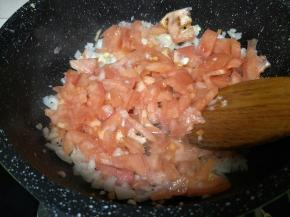 加入西红柿，出汁。