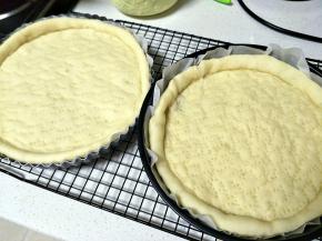 最后制作披萨，准备做好的饼底。