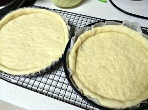 最后制作披萨，准备做好的饼底。
