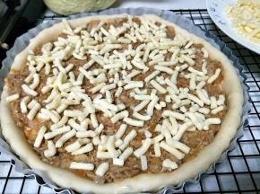 放入晾温的酱，撒一层芝士