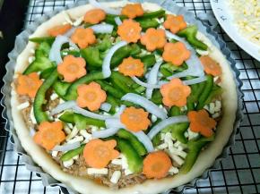 放入自己想放入的蔬菜。(蔬菜做好提前入烤箱干一下水分，做出来的披萨就不会湿哒哒的了)