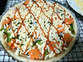 顶部撒上芝士。番茄酱装饰下。