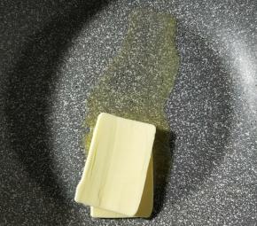 黄油放入平底锅小火融化。