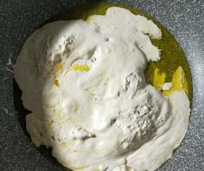 加入fluff棉花糖不停搅拌使棉花糖和黄油混合均匀。