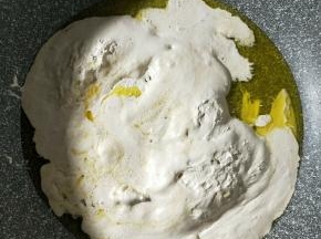 加入fluff棉花糖不停搅拌使棉花糖和黄油混合均匀。