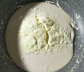 加入奶粉搅拌均匀。