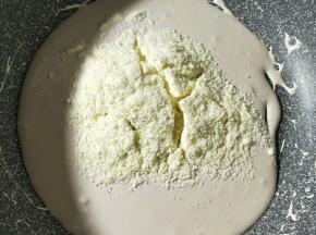 加入奶粉搅拌均匀。