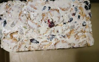 利用刮板整成长方形。