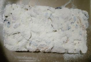 两面筛上适量奶粉。