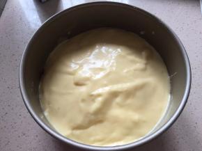 糊糊如果太稀可放入冰箱冷藏一下，在倒入模具中，稍稍用刮刀磨平表面，放冰箱冷藏4小时以上，我是晚上做的冷藏了一夜