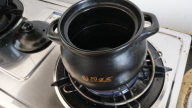 煲入水或高汤烧开