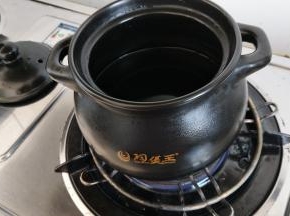 煲入水或高汤烧开