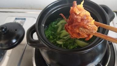 再次煮开后放入胡萝卜丸子