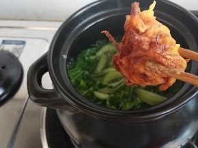 再次煮开后放入胡萝卜丸子