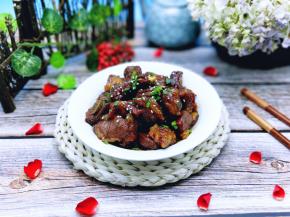 盛出装入盘中，撒上葱花，熟芝麻。