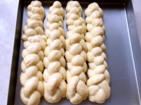 面团发酵好后，取出，表面刷一层全蛋液，烤箱预热180度