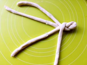 编成辫子，有自己喜欢的方式可以按照自己喜欢的编，我的方式如图分解