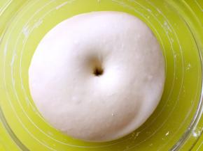 发酵好的面团，手指沾点干粉按下去有个圆圆的洞，有轻微回弹即可