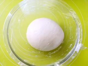 面团揉光滑，放入容器，盖保鲜膜室温发酵至两倍大，我是放在暖气旁边，盖上厚被发酵了50分钟