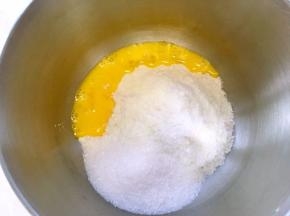 酵头面团发酵好后，来揉主面团，将高筋面粉，全蛋液，奶粉，砂糖倒入容器内