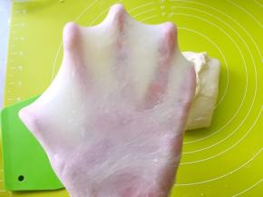 这时候的面团已经不粘手，表面也比较光滑，切下一小块用手一点点撑开，可以撑出有弹性的薄薄手套膜即可