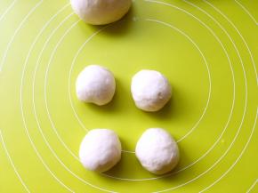 取一份松弛好的面团，再均分成4等份