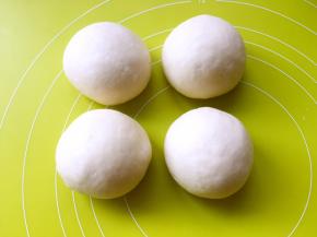 之后分成4等份，揉光滑，盖保鲜膜松弛15分钟