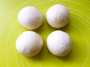 之后分成4等份，揉光滑，盖保鲜膜松弛15分钟