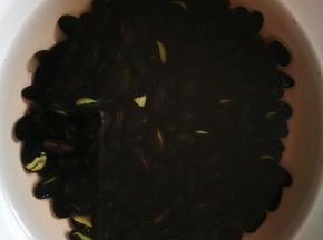 绿仁黑豆浸泡一晚