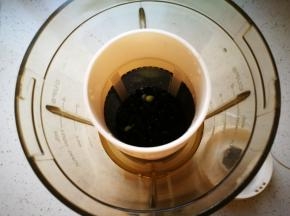 泡好的黑豆洗净，放入料理机，加适量水