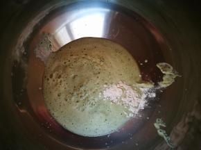 豆渣和水共计取200克，依各自面粉的吸水性来，预留一些，面团干了再加豆浆