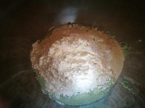 加入糖，盐，酵母，酵母和盐要分开放