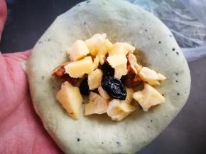 按扁，包入馅料，不要太多，太多了影响面团发酵