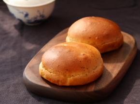 出炉后，趁热刷层融化的黄油，我这是第二天拍的