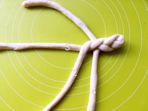 先把2搭在3上，让两条扭成麻花状