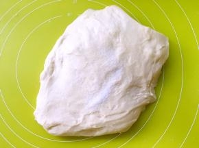 之后加入盐，继续揉均匀