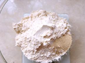 提前一天做酵头面团，我是中午做的，正好第二天一早就能用啦，容器内加入高筋面粉跟酵母