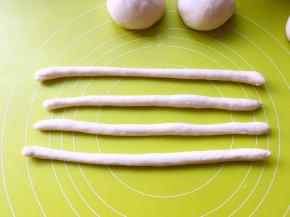 之后将每一份搓成长条