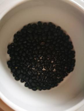 黑豆洗净，不用泡发