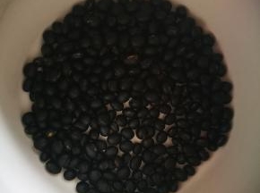 黑豆洗净，不用泡发