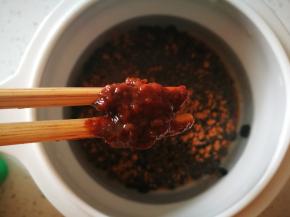 豆瓣酱，我用的六月鲜，豆瓣评分可以多给些