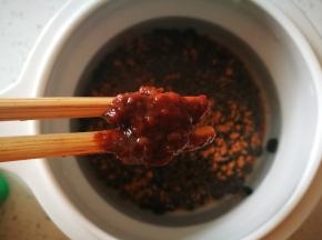 豆瓣酱，我用的六月鲜，豆瓣评分可以多给些