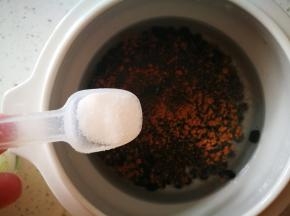 尝尝咸淡，适量加点盐，咸点不要紧，本来就是当咸菜吃的