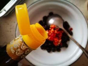 捞出，加点蒜泥剁椒酱，加点香油，嗯嗯，不错，很入味